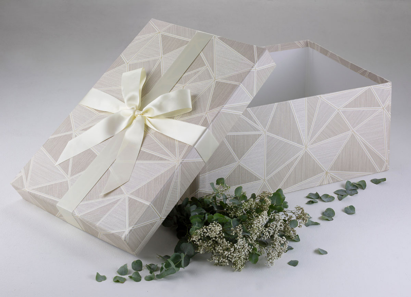 Die Brautkleidbox Ivory Laser wird mit einer passenden Satinschleife komplettiert.